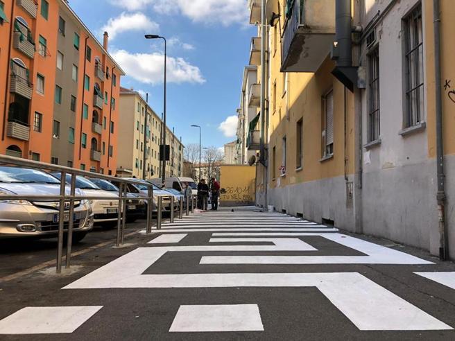 Colori, fioriere e biciclette: il marciapiedi antidegrado